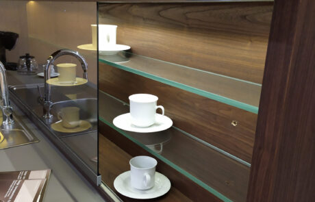 ekthesiaki-koyzina-kremasti-vakeliti-me-melamini1