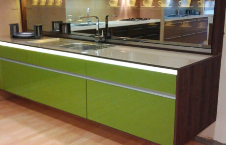 ekthesiaki-koyzina-kremasti-vakeliti-me-melamini4