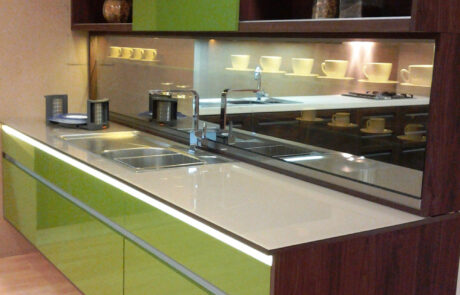 ekthesiaki-koyzina-kremasti-vakeliti-me-melamini5