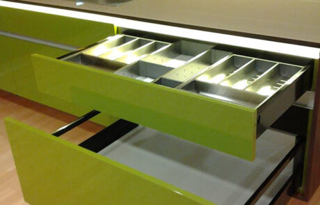 ekthesiaki-koyzina-kremasti-vakeliti-me-melamini6