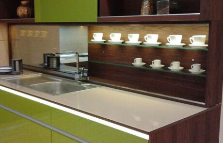 ekthesiaki-koyzina-kremasti-vakeliti-me-melamini8